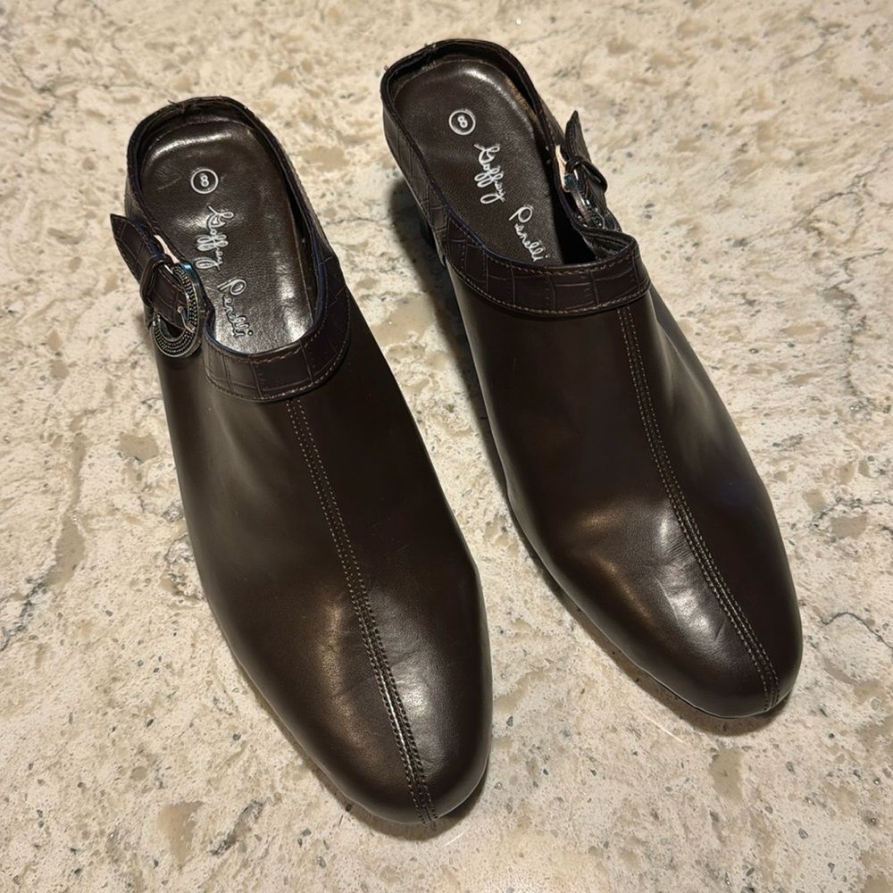 NEW~GOFFREY PENNELI~BROWN MULES~SILVER & BLACK BUCKLE~2 1/4” HEEL~VERY NICE~BR